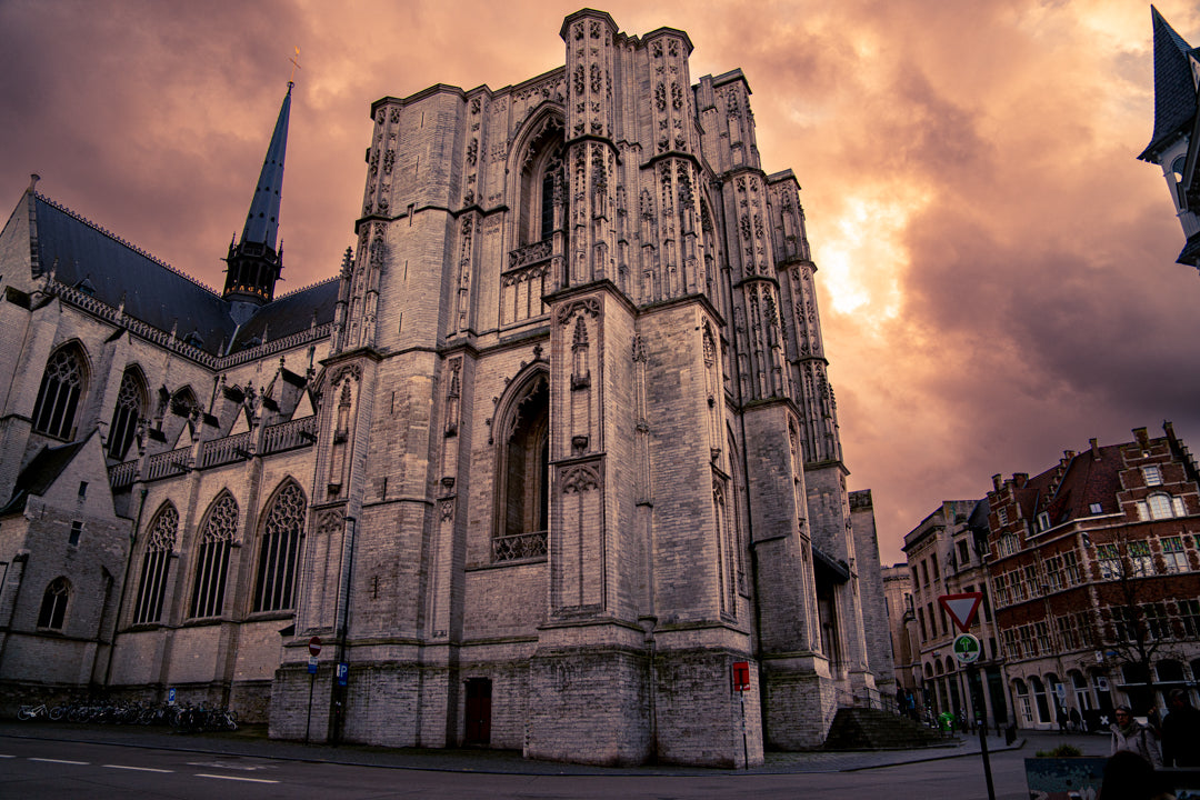 Sint-Pieterschurch en Lovaina, Bélgica. Enmarcado e impreso en papel de alta calidad.